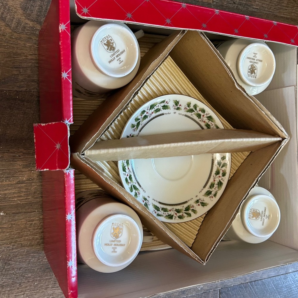 Royal Limited Holly Holiday 12pc Dinner Set Christmas Porcelain Made in Japan